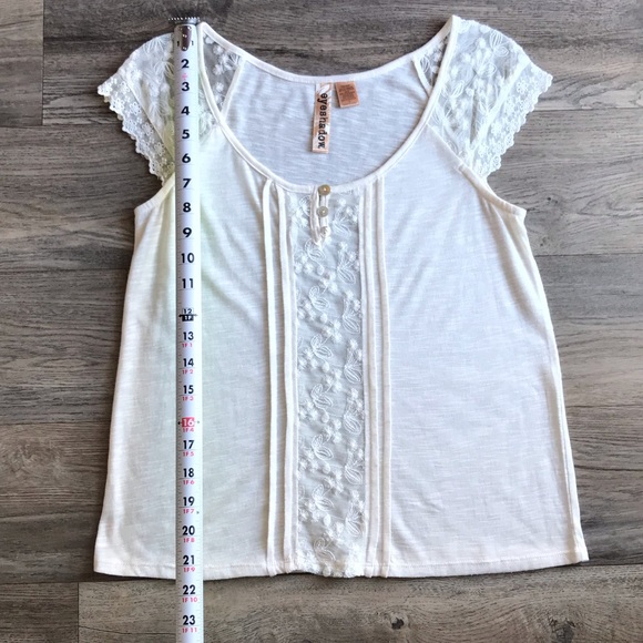 Cream Colored Short Sleeved Lace Top Size Small - Picture 7 of 12